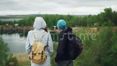 两位朋友从山上<strong>欣赏风景</strong>的慢镜头画像，年轻人正拿着他的眼睛看<strong>风景</strong>